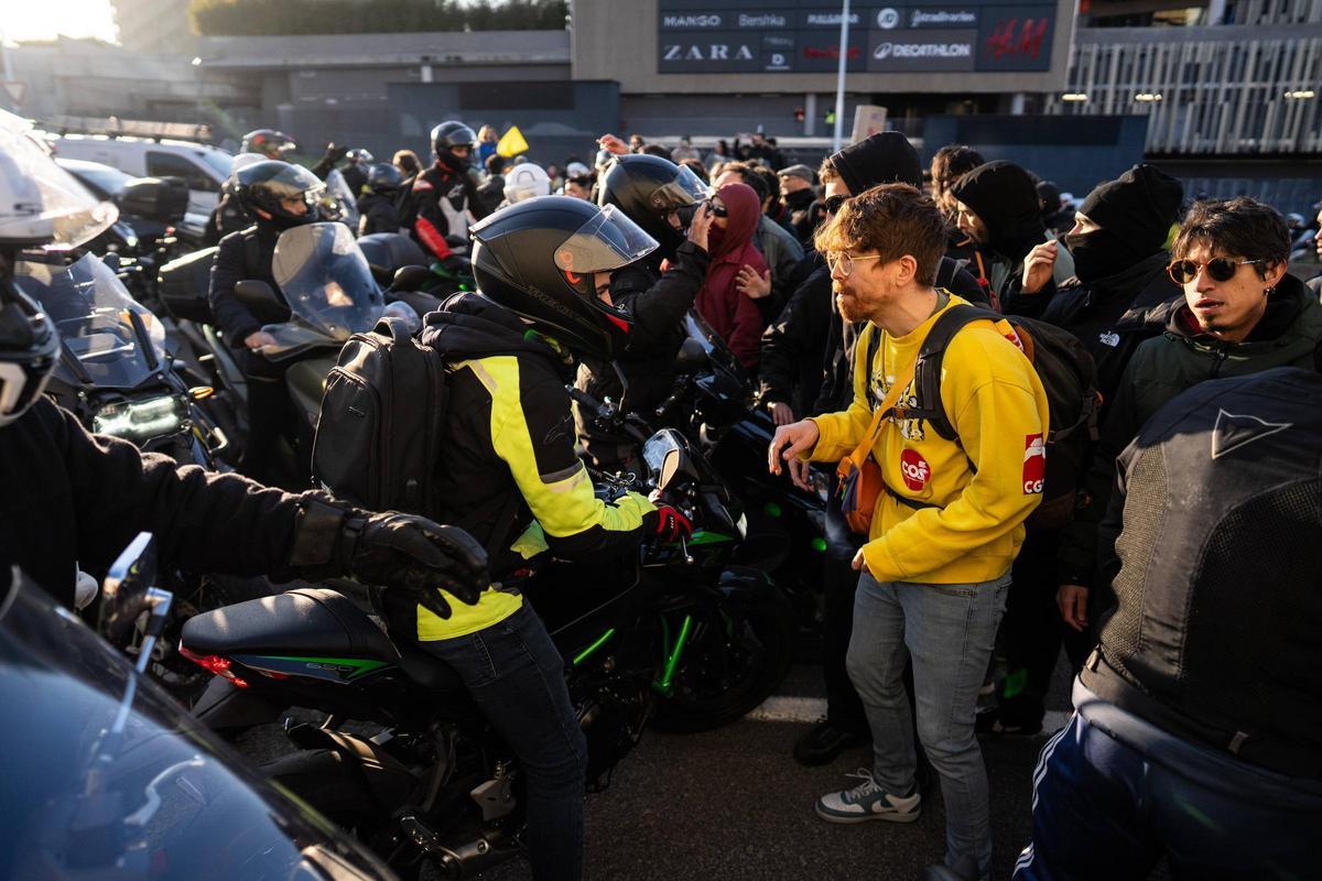 La protesta de profesores corta la B-20 a la altura de Finestrelles