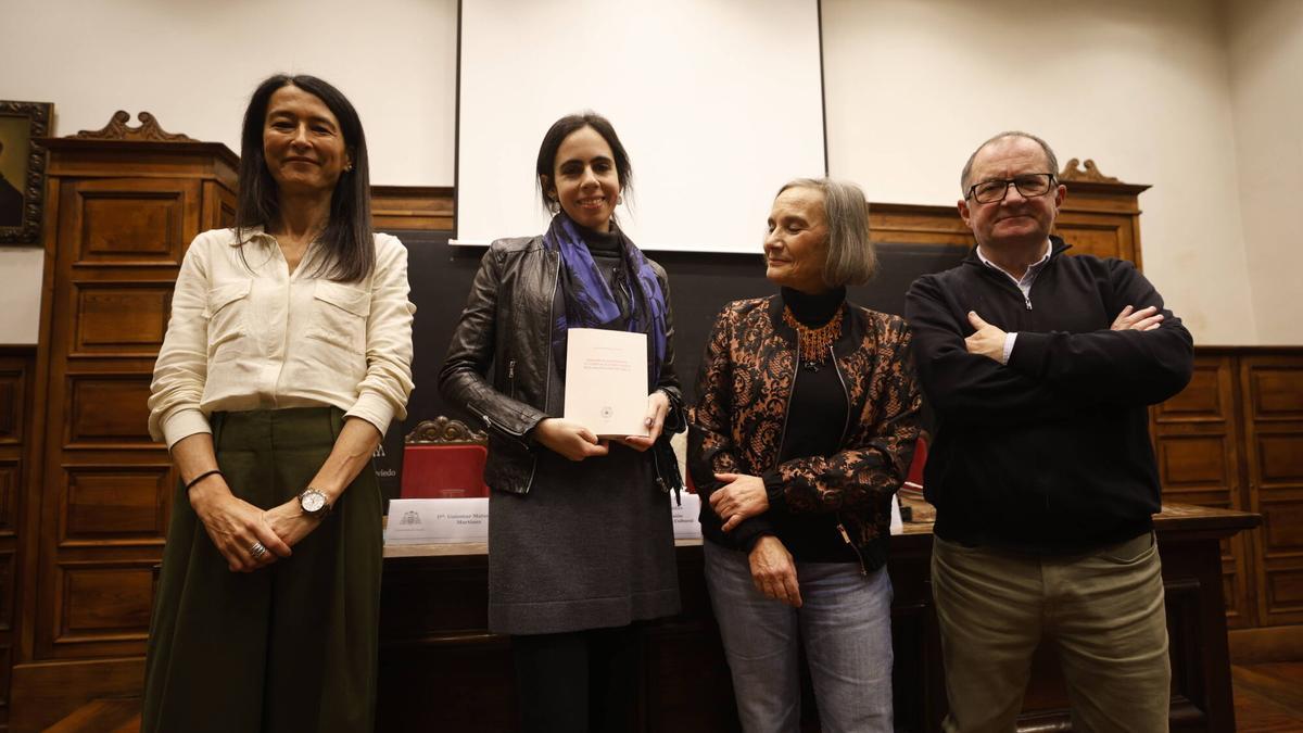 Por la izquierda,  Araceli Iravedra (directora de la Cátedra Ángel González), Guiomar Matarranz, Pilar García Cuetos y Leopoldo Sánchez.