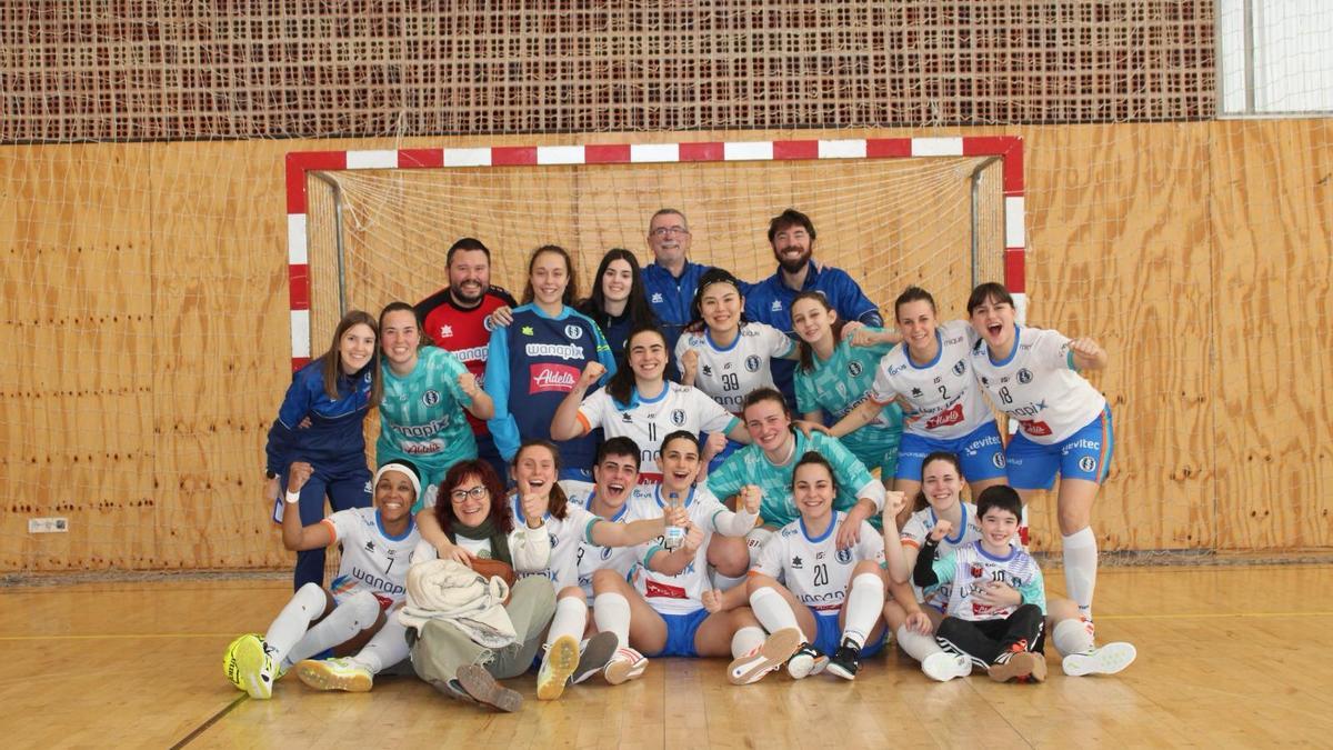 La plantilla y el cuerpo técnico del Wanapix Intersala 10, después de un partido