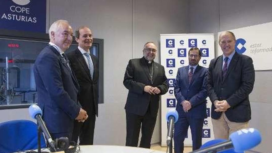 Daniel Otero, Ignacio Armenteros, el arzobispo Jesús Sanz Montes, Manuel Vega y Javier Castro, en el acto en los estudios de la Cope en el Seminario, en Oviedo.