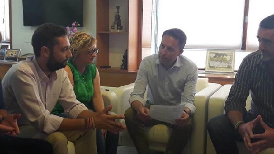 Un momento de la reunión de ayer entre el Ayuntamiento y el comité.