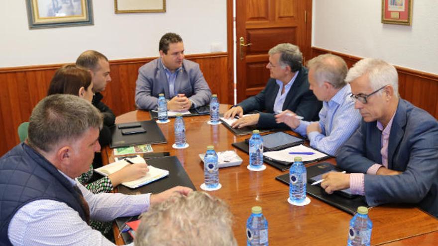 José Julián Mena (c) preside la reunión del Ayuntamiento de Arona con la Autoridad Portuaria.