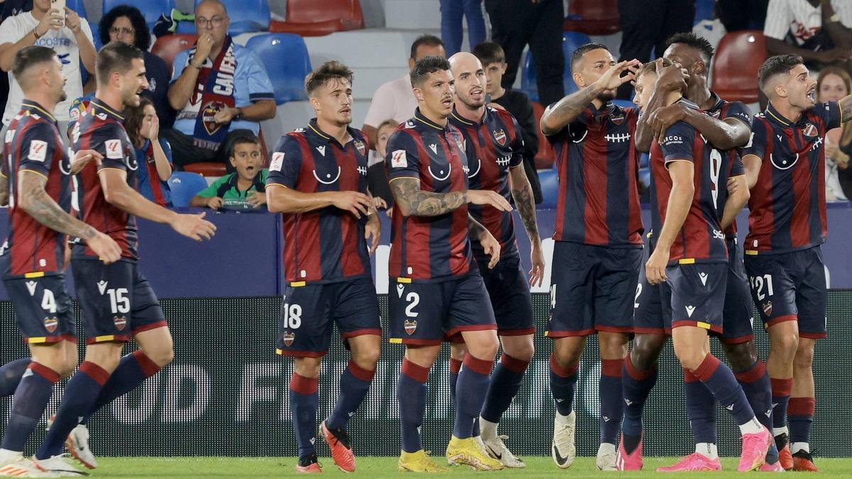 Los jugadores del Levante UD celebran el gol de Dani Gómez frente al R.Ferrol.