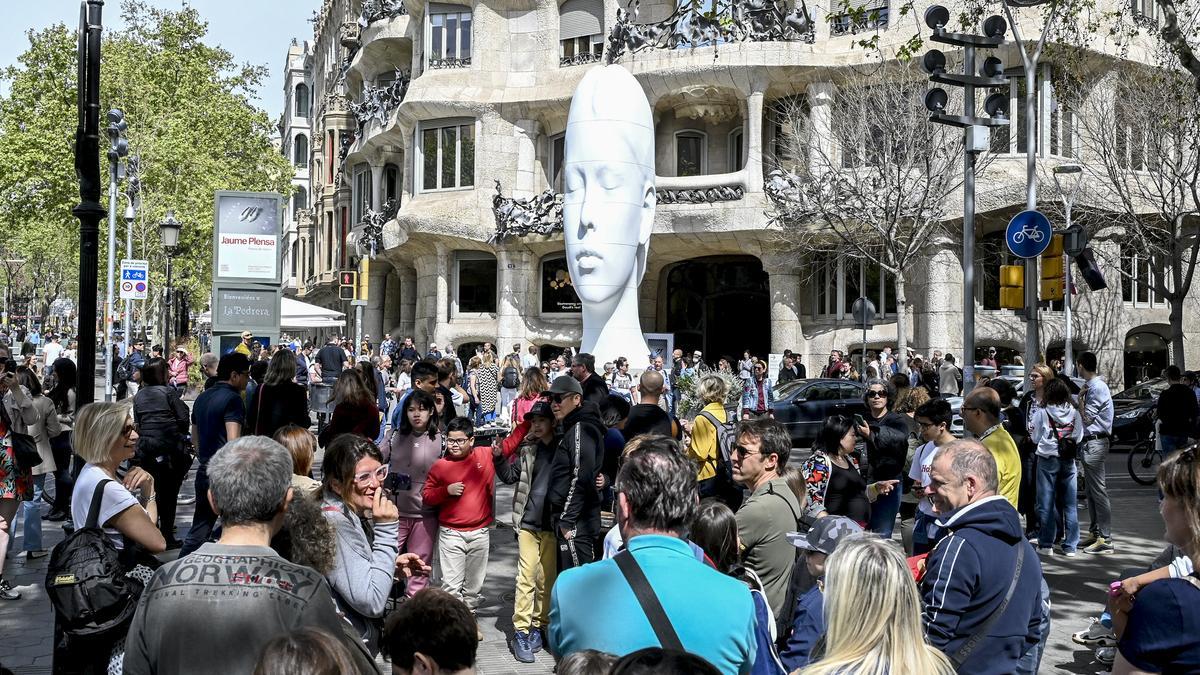 Barcelona 09.04.2023. Barcelona. Turistas en la calle Provenza frente a La Pedrera durante las vacaciones de Semana Santa en Barcelona. Fotografía de Jordi Cotrina