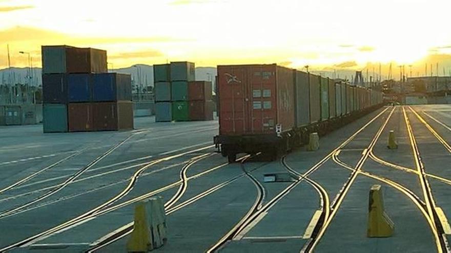 Playa de vías en una terminal del Puerto de València.