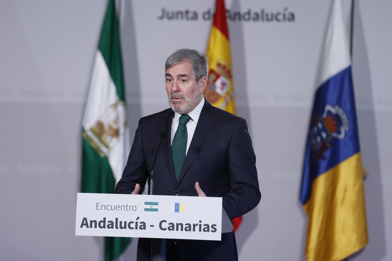 Imagen del encuentro de este miércoles entre los presidentes de Andalucía y Canarias, Juan Manuel Moreno y Fernando Clavijo