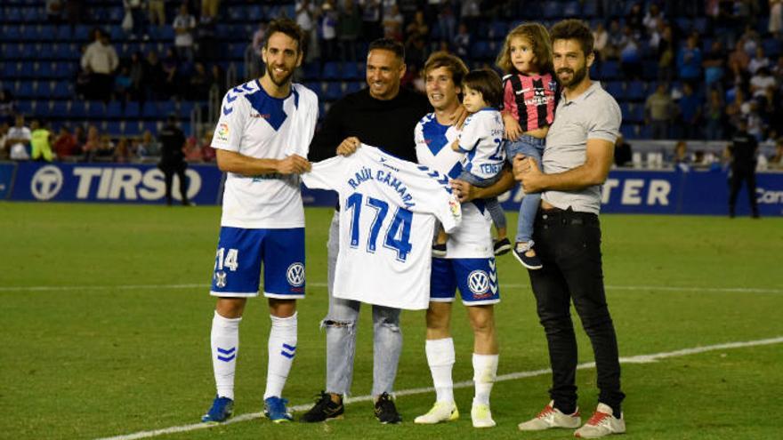 Raúl Cámara posa con sus hijas y los otros tres capitanes: Carlos Ruiz, Suso y Aitor Sanz.