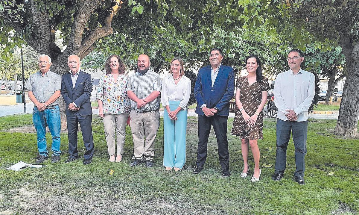 Presentación de candidatos de Por mi Región, con Pilar García en el centro.