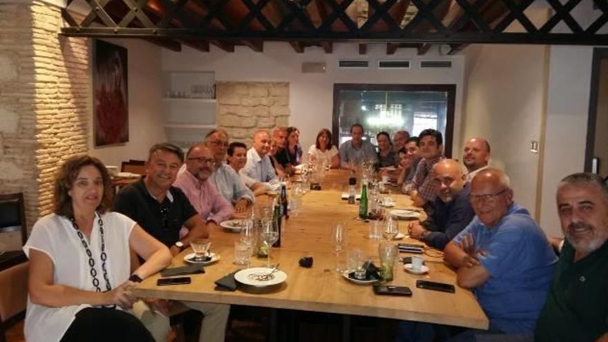 Los asistentes a la cita que se celebró en un céntrico restaurante de la ciudad de Alicante.