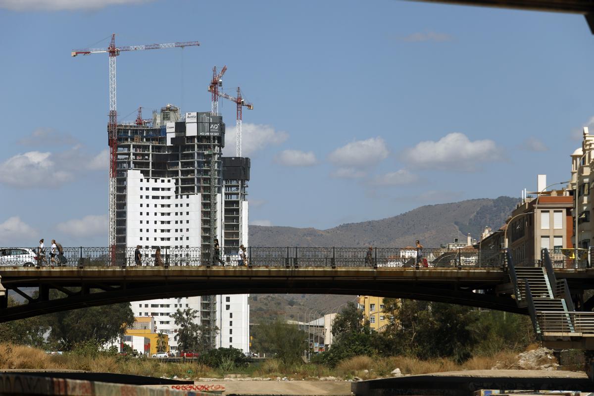 Las torres de Martiricos, vistas desde el Centro de Málaga.