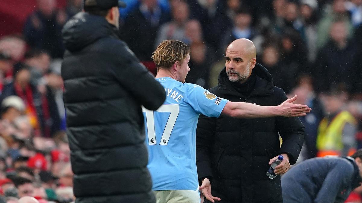 Kevin De Bruyne discute con Pep Guardiola la sustitución en el Liverpool-City.