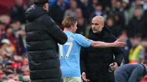 Kevin De Bruyne discute con Pep Guardiola la sustitución en el Liverpool-City.