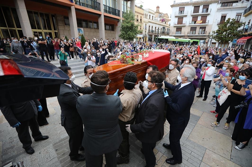 Adiós a Julio Anguita: Córdoba despide entre aplausos a su primer alcalde de la democracia