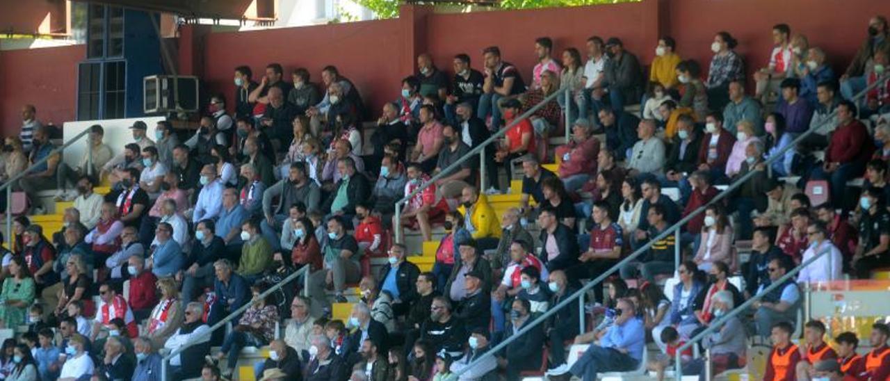 Llenar las gradas de A Lomba ante el Móstoles pasa por la solidaridad de los deportistas locales. |  // N.P.