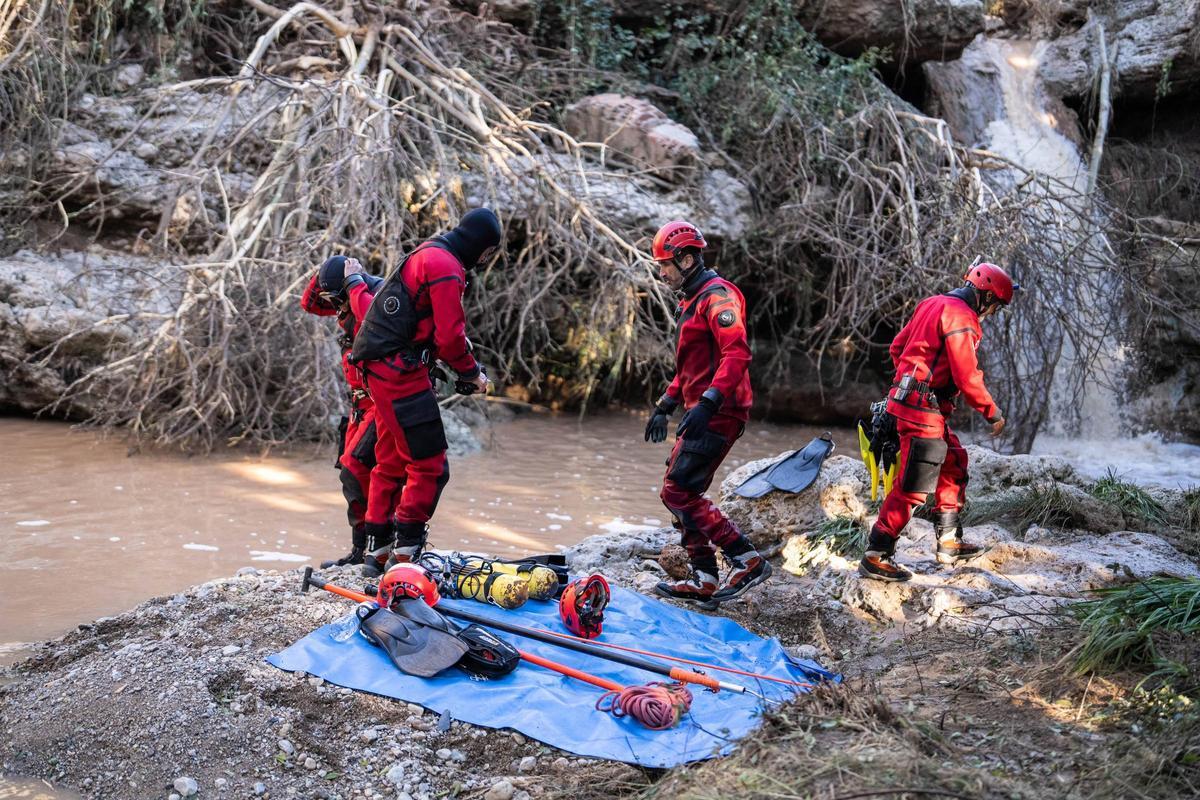 Los bomberos intensifican en Mediona la búsqueda del padre del menor hallado muerto