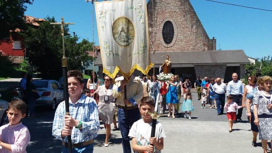 Un momento de la procesión en Mestas de Con.