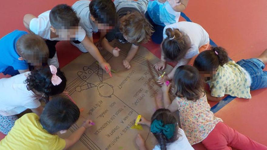 Un grupo de alumnos celebra el Día del Libro.