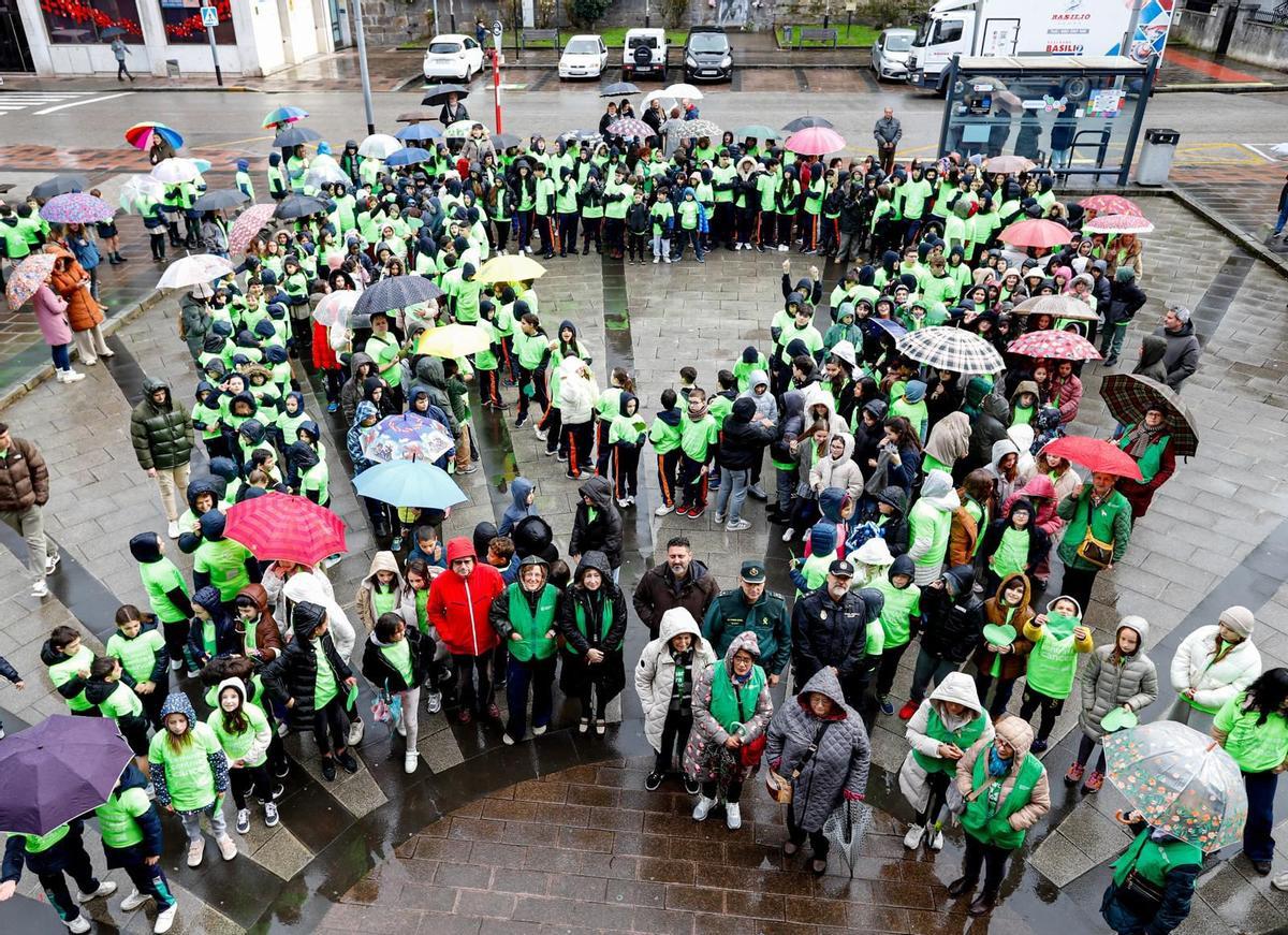 El lazo contra el cáncer formado ayer frente el Ayuntamiento de Mieres
