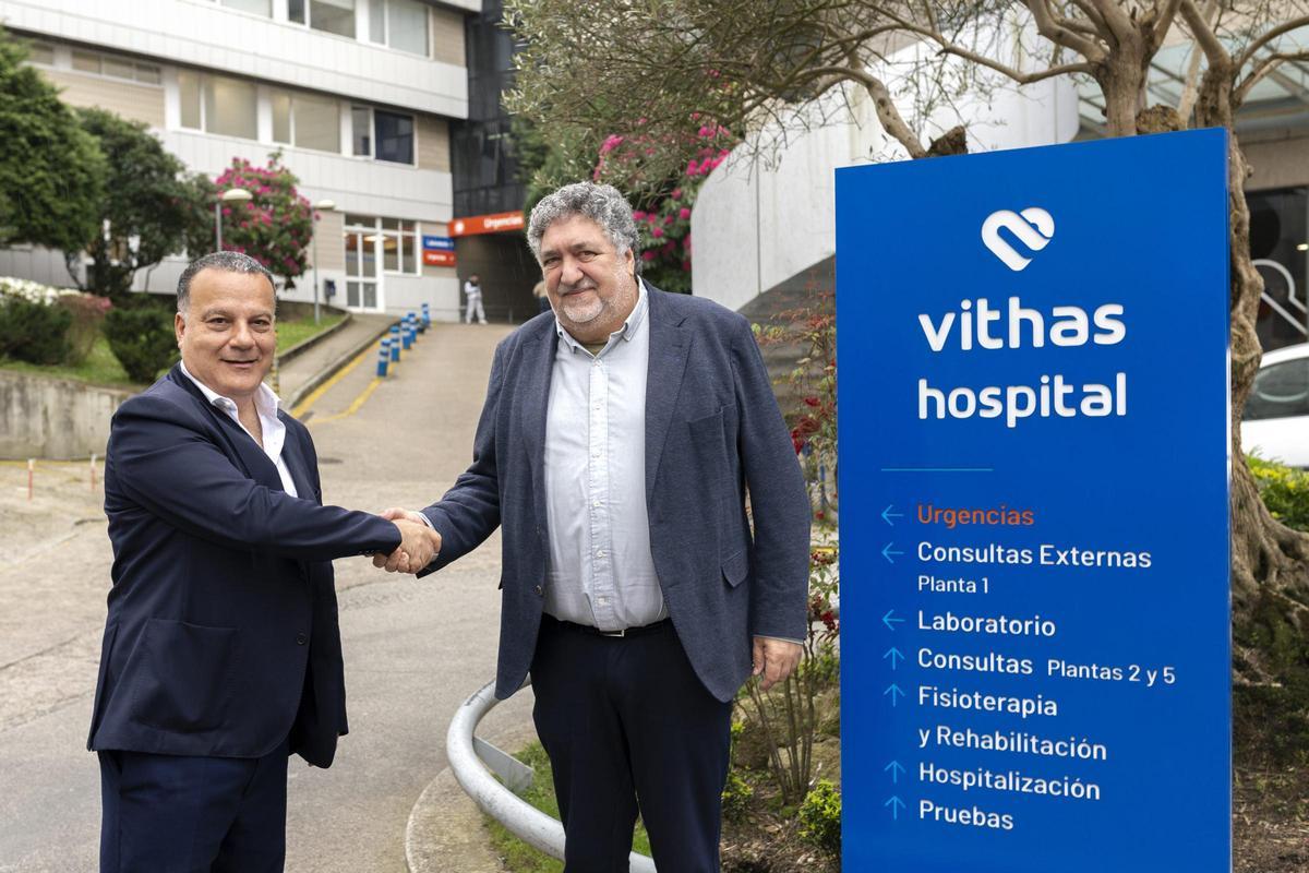 El gerente de Vithas Vigo, Ciro Cabezas, y el presidente de Afaga, Juan Carlos Rodríguez.