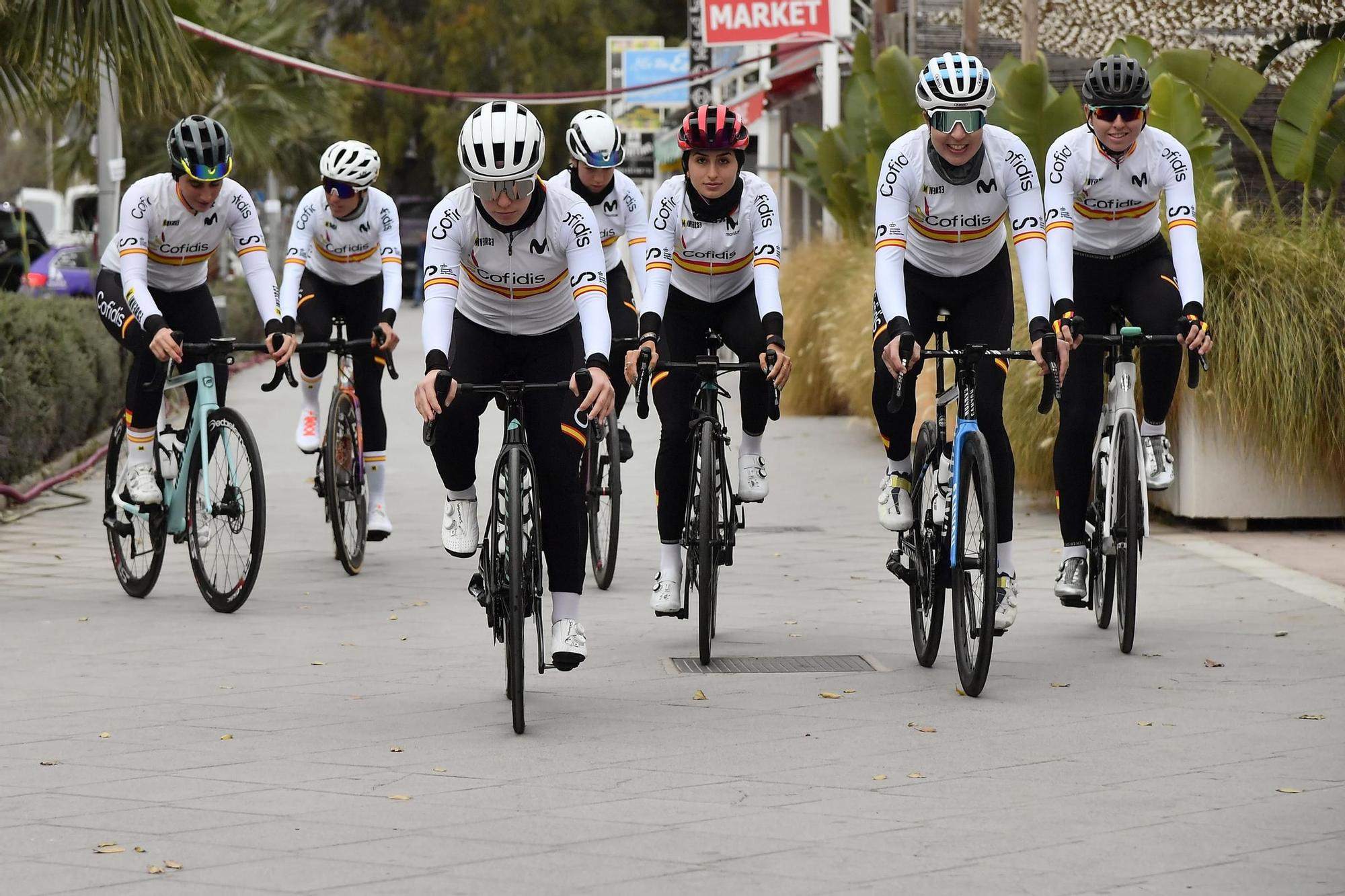 La selección española de ciclismo femenino entrena antes de su debut en la Challenge