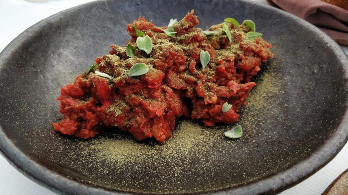 El tartar de tomate con aliño de pizza.