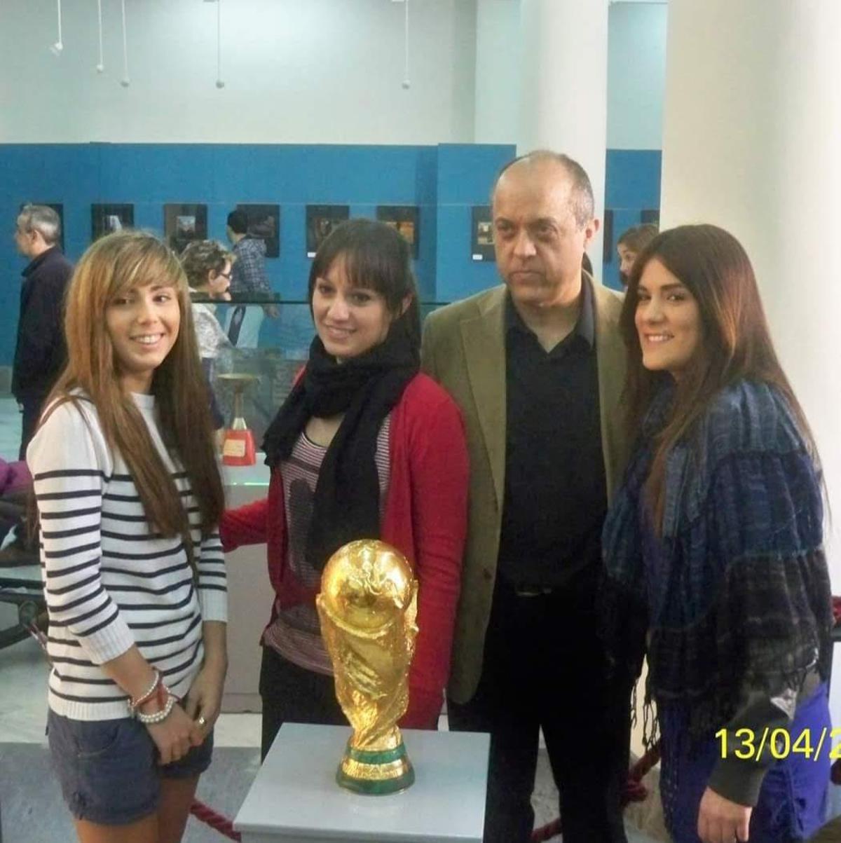 La Fallera Mayor de 2012 Neus Esplugues, junto con las damas Merce Huerta y Laura Marti y el expresidente de la JLF García Paños.