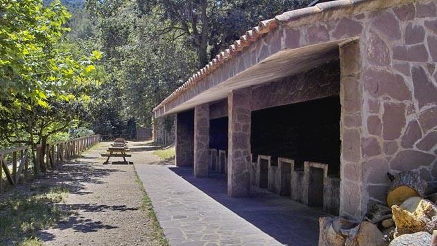Picnic areas next to the Santes hermitage in Cabanes, which has fresh water.