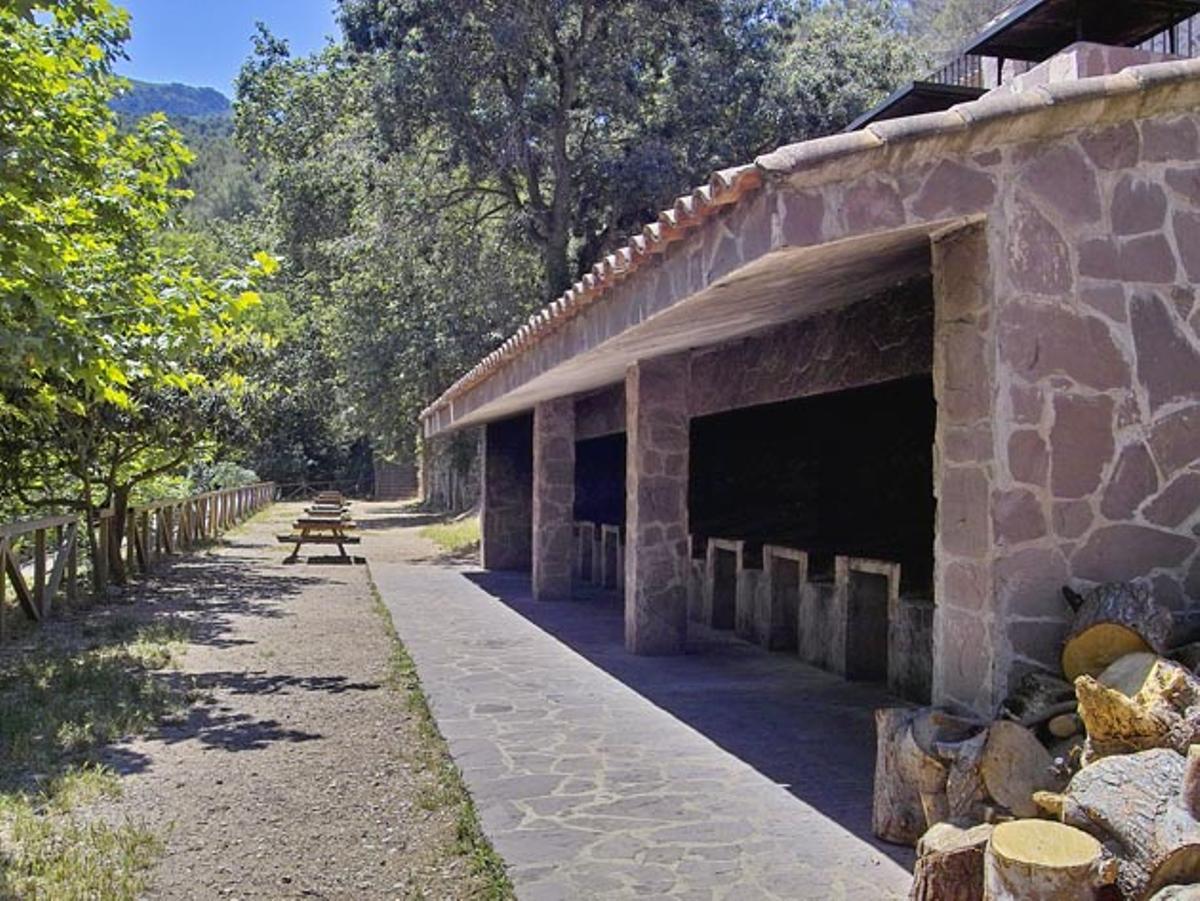 Merenderos junto a ermita de les Santes en Cabanes, que cuenta con frescas aguas.