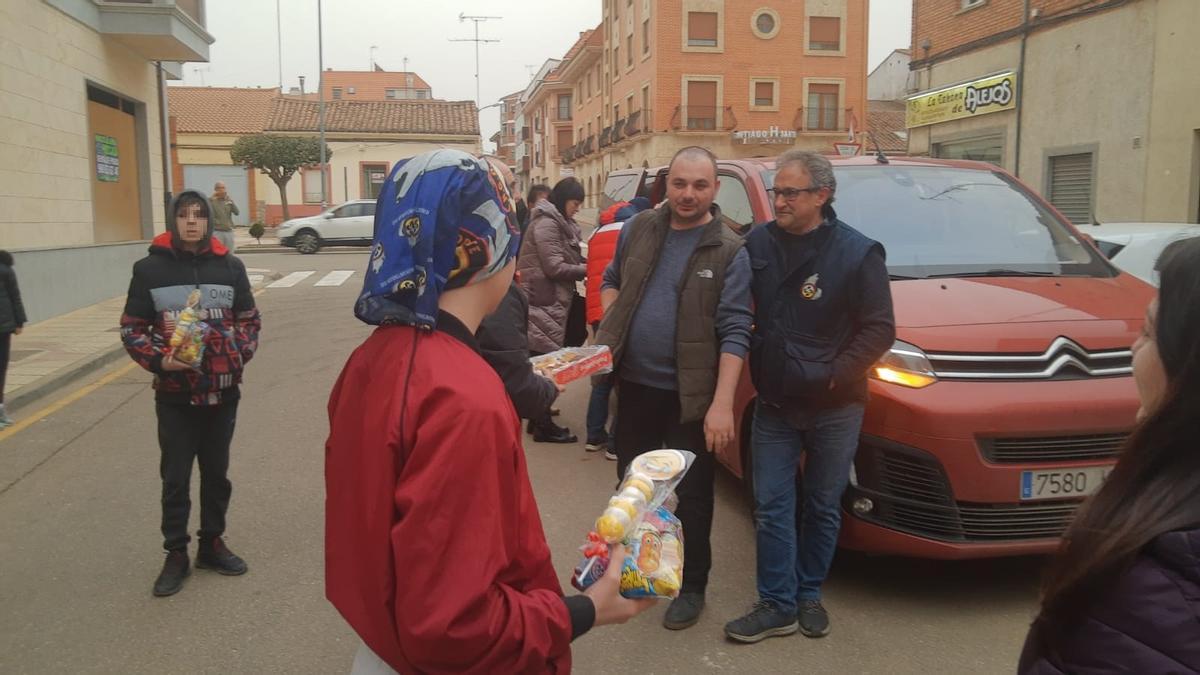 Recibimiento a los ucranianos en Benavente, con chuches y regalos.