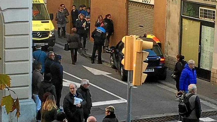 Un cotxe s&#039;enfila en una vorera i atropella una anciana, a Igualada