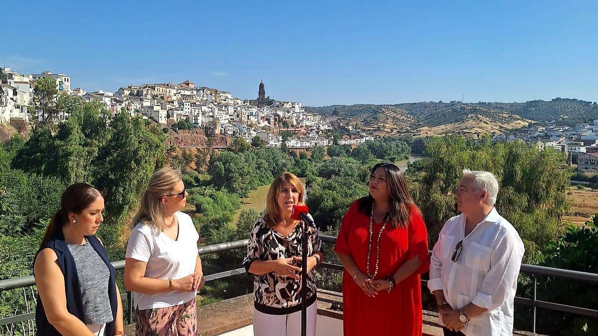 La subdelegada del Gobierno en Córdoba, Ana López, junto a la alcaldesa de Montoro, Lola Amo, durante la visita ala localidad.