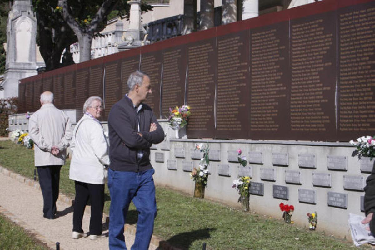 Girona va dignificar la fossa del cementiri on hi ha enterrats més de 500 afusellats