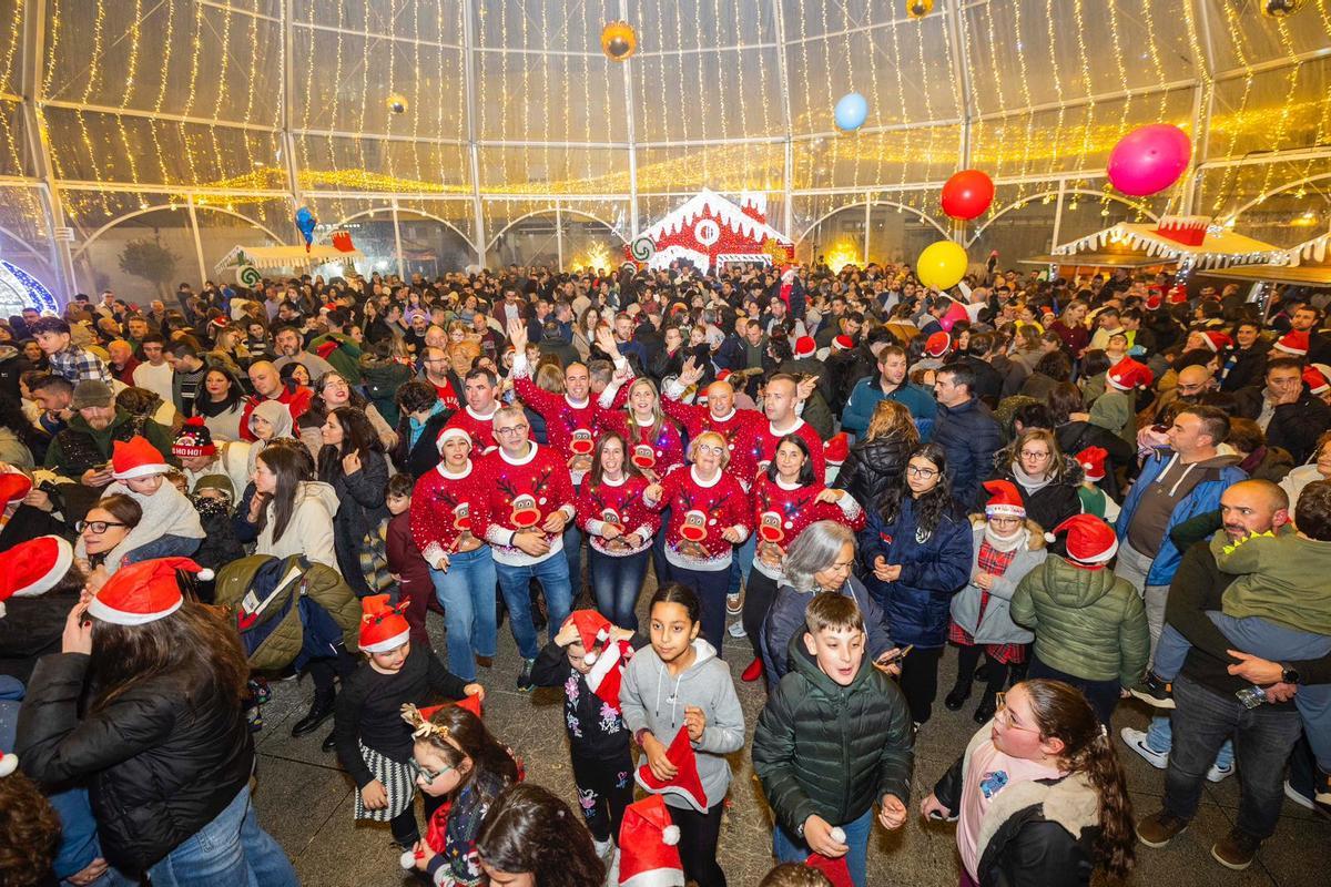Centos de persoas gozaron en Vimianzo do acendido das luces de Nadal. No centro da imaxe, con xerseis con motivos de Nadal, a alcaldesa, Mónica Rodríguez, e os concelleiros do Goberno local.