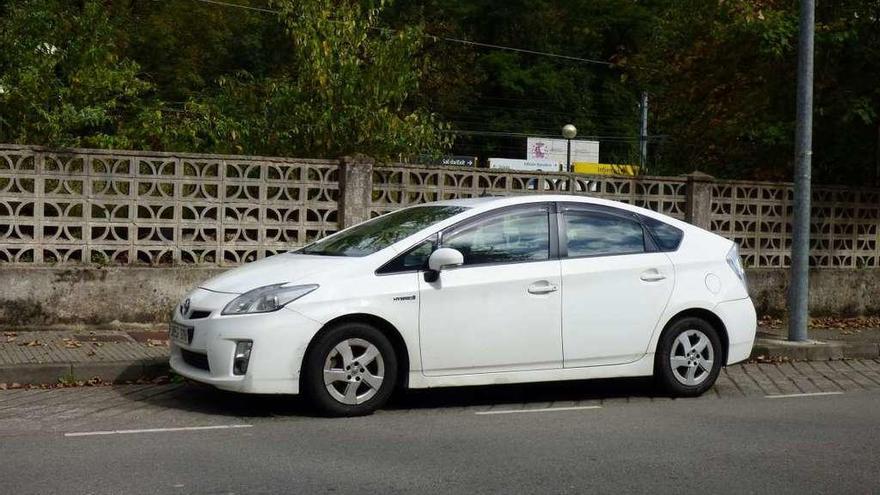 El coche, aparcado ayer junto a la estación ferroviaria de Infiesto, donde lleva varios días.