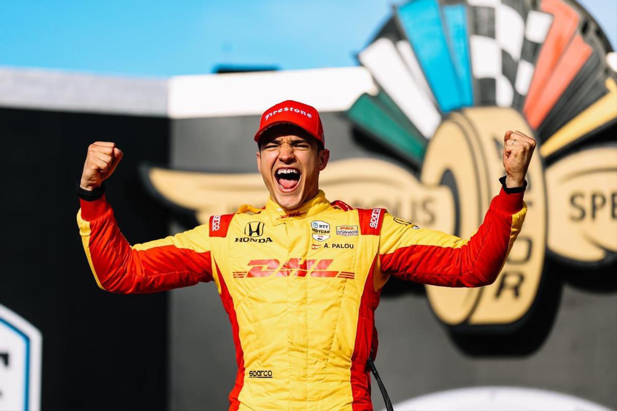 Álex Palou celebrando la victoria en el circuito interior de Indianápolis en 2025