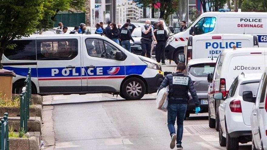 Un hombre atropella voluntariamente a dos policías cerca de París