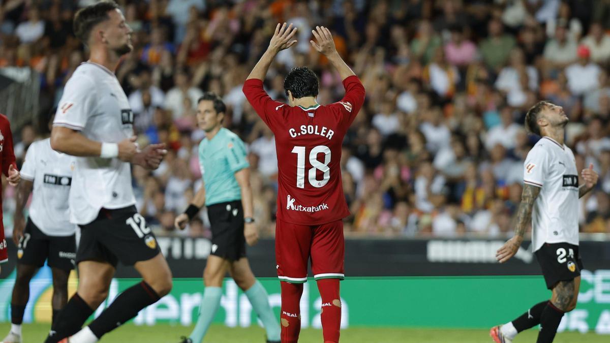 VALENCIA REAL SOCIEDAD | Remiro salva el triunfo de la Real Sociedad en Mestalla tras un final frenético