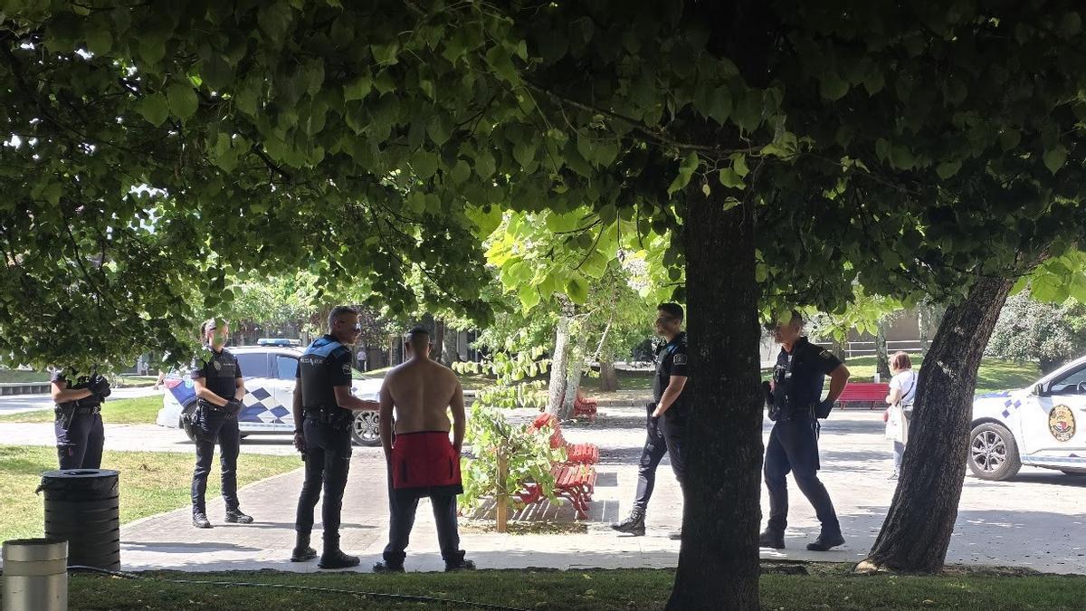 Agentes de Policía Local y Policía Nacional charlando con el individuo.