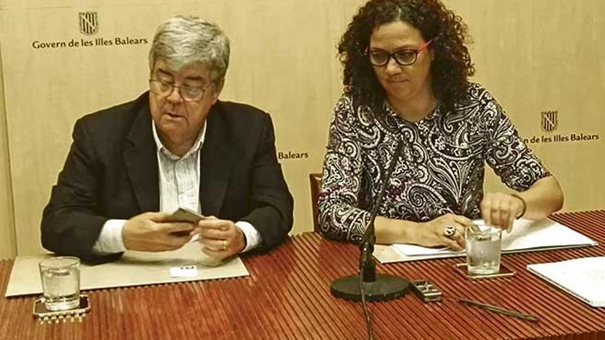 La consellera Cladera y el economista menorquín Guillem López Casasnovas, ayer, durante su comparecencia.