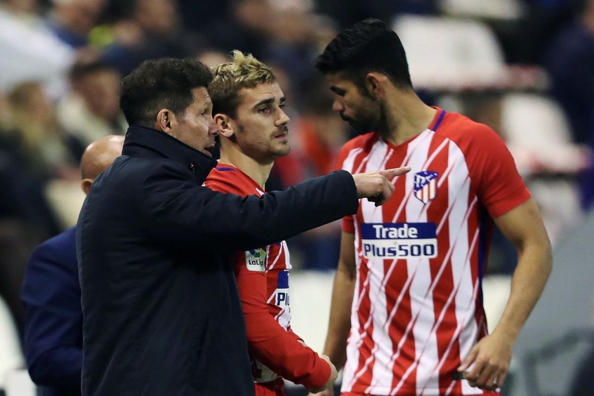 Simeone da instrucciones a Antoine Griezmann y a Diego Costa en 2018