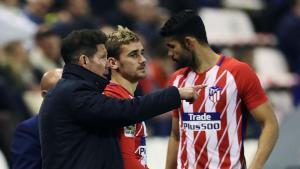 Simeone da instrucciones a Antoine Griezmann y a Diego Costa en 2018