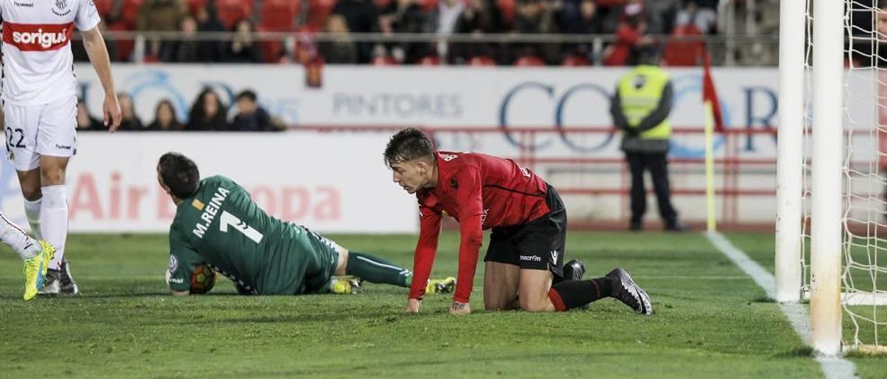 Brandon, tendido sobre el césped, tras desperdiciar una ocasión de gol ante Reina, portero del Nàstic.