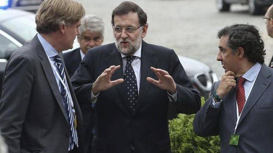 Rajoy cree que Juncker debe ser &quot;el primer candidato&quot; a presidir la Comisión Europea