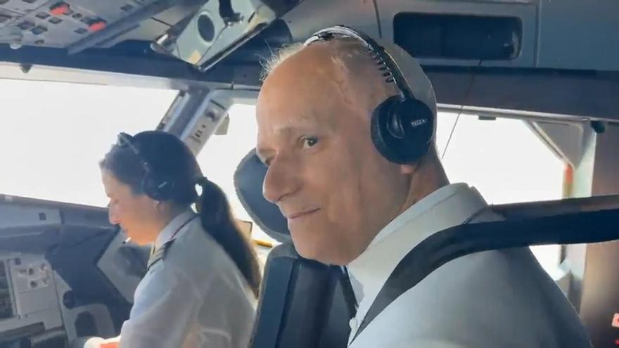 El papa se convierte en un piloto más del avión que le lleva