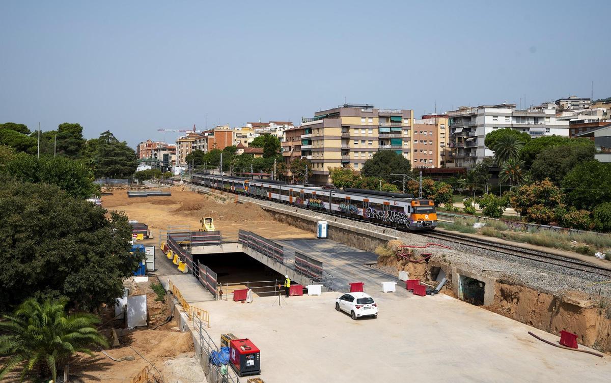 Obras para soterrar las vías de tren a su paso por Sant Feliu de Llobregat.
