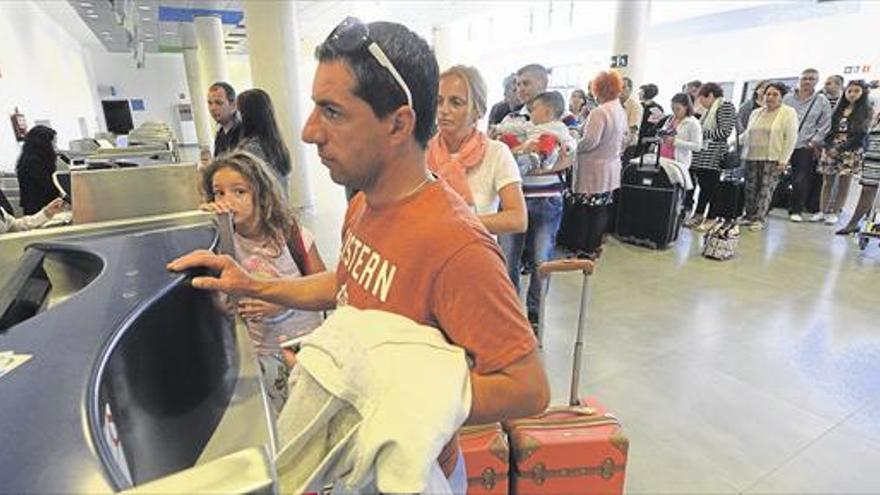 El aeropuerto supera los 55.000 viajeros y confía en llegar a 120.000