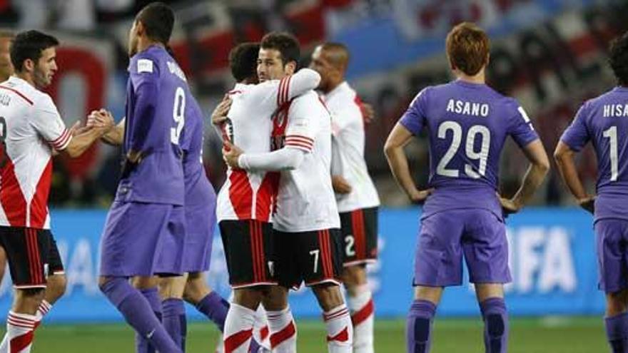 Los futbolistas argentinos se felicitan por el triunfo.