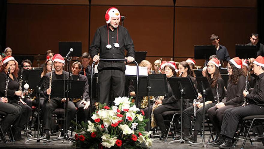 Adolfo Villalonga al frente de la Banda Ciutat d&#039;Eivissa en el último &#039;Concierto de Navidad&#039;.