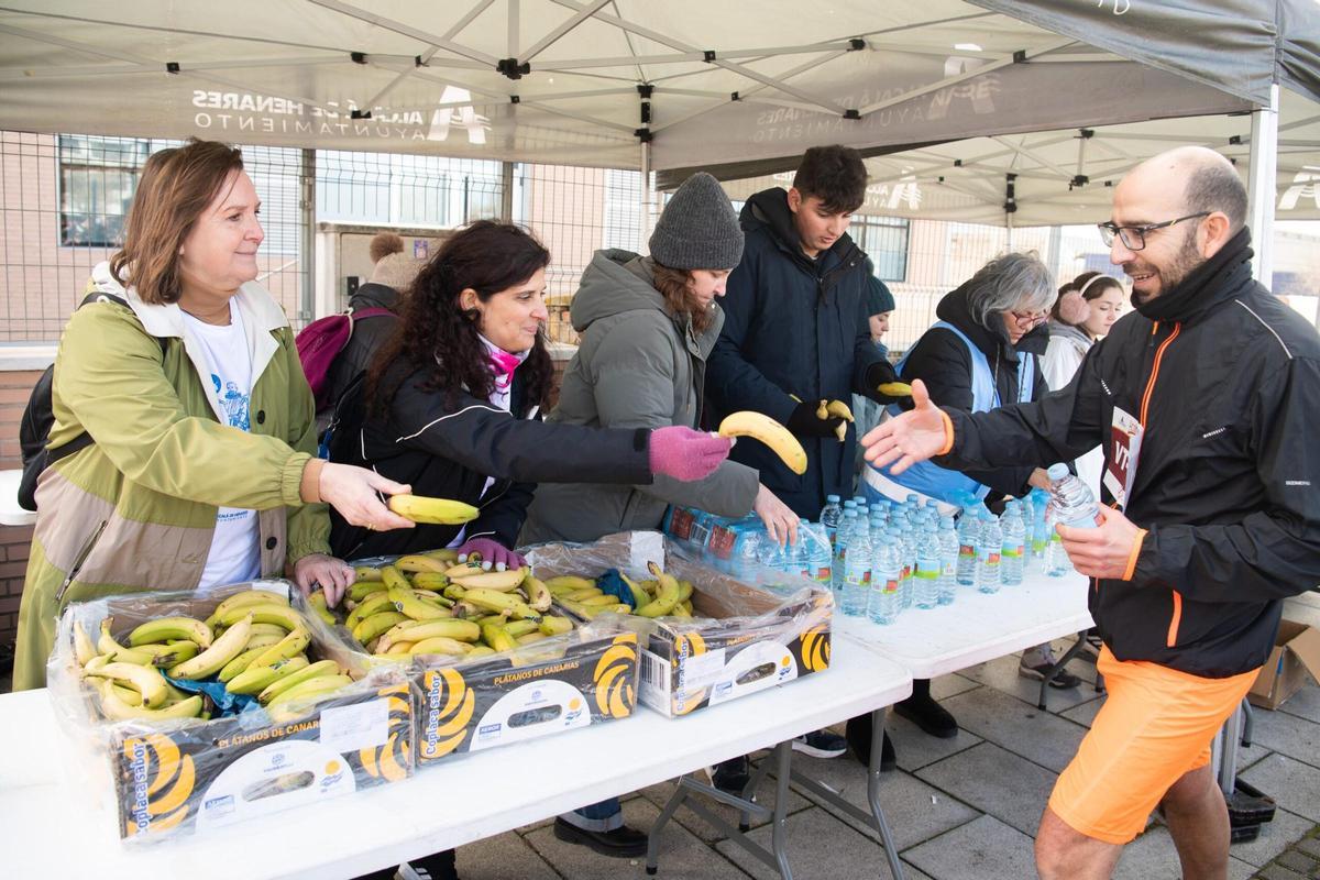 Entrega de comida tras el primer Cross Escolar del circuito Municpal de Alcalá