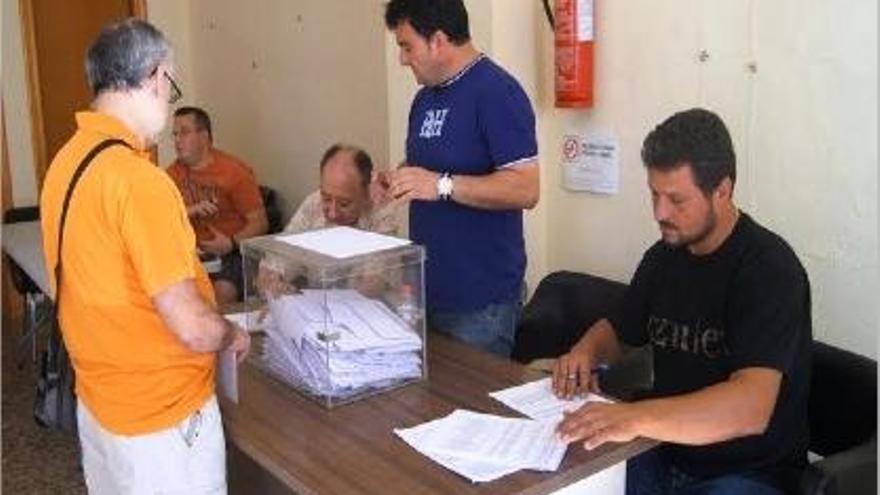 Los vecinos de Costur acudieron el domingo a las escuelas electorales a votar.